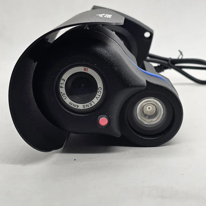دوربین مداربسته آنالوگ بولت شارک مدل SH-880 با کیفیت تصویر 600TVL، لنز 4 میلی‌متری، دید در شب 20 متر با پاور ال‌ای‌دی، پایه سرخود و ضدآب، اتصال باسیم BNC و مناسب فضای بیرونی