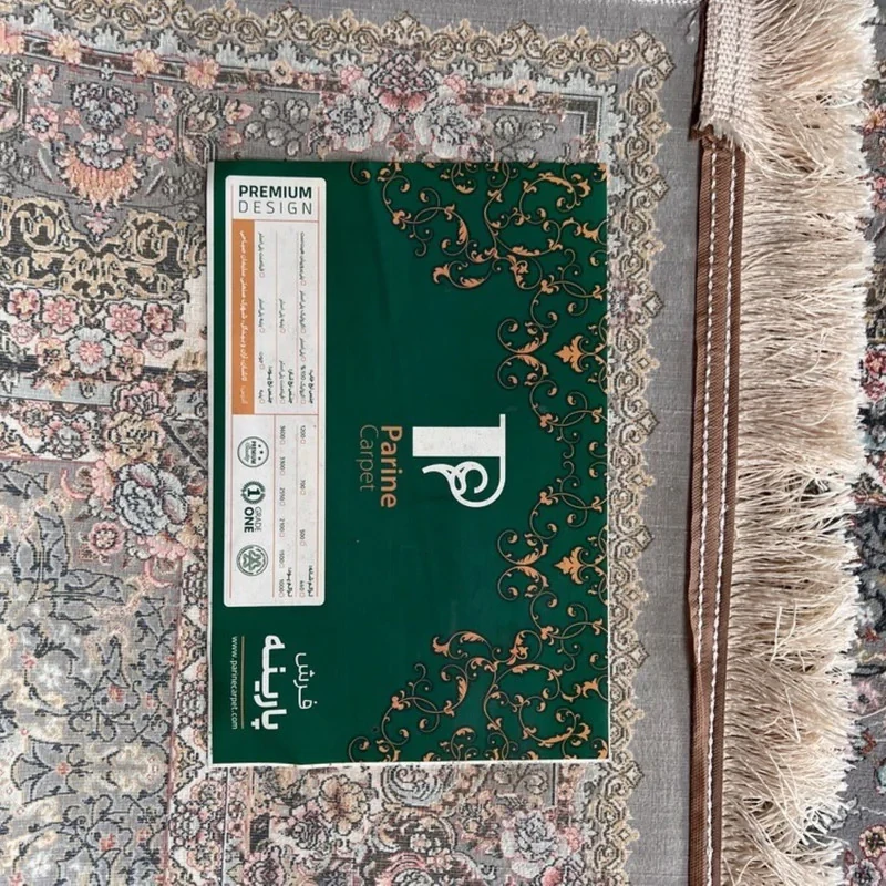 فرش ماشینی 320 شانه پارینه زمینه قهوه‌ای حاشیه شکلاتی مدل BCF 12