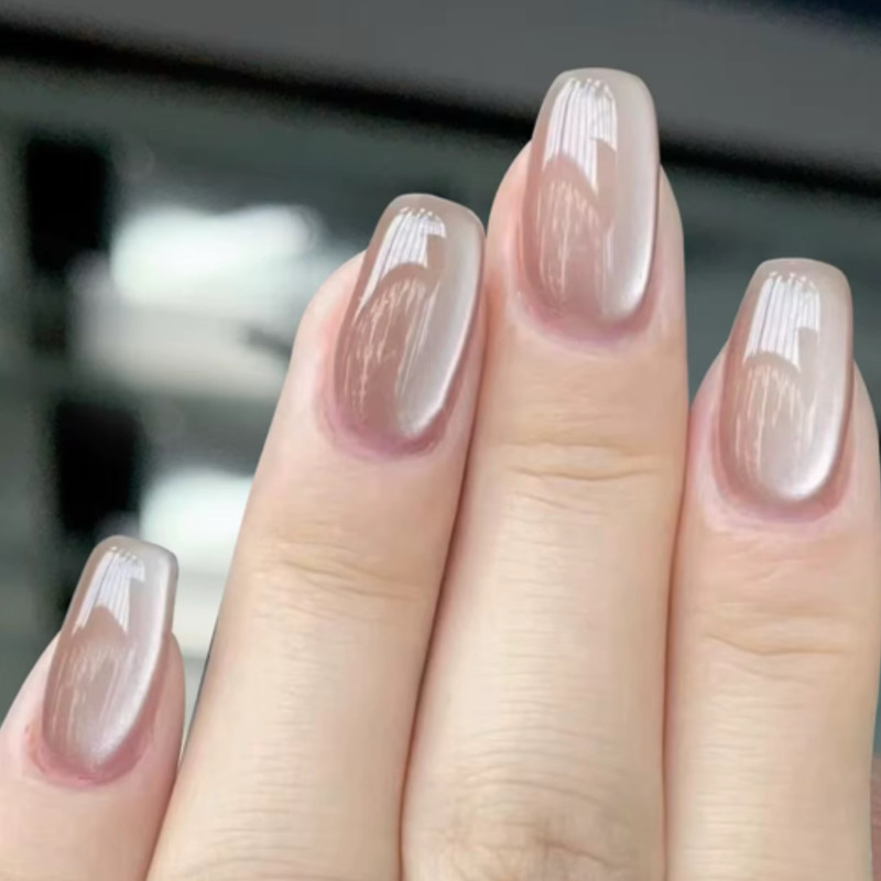 لاک ژل مگنتی ناخن کلانا مدل آیس شماره 4 رنگ کرم