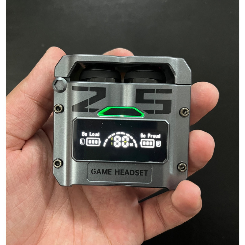 هدفون بلوتوثی دامیکس مدل M25 ENC بدون قابلیت نویز کنسلینگ، درگاه شارژ USB Type-C، دارای میکروفون داخلی، قابلیت استفاده به عنوان پاوربانک، دارای لامپ RGB، نمایشگر LED، دارای صفحه نمایش روی محفظه شارژ، مقاوم در برابر آب