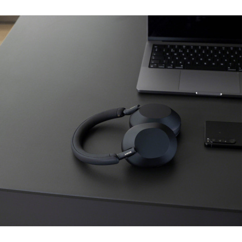 هدفون بی‌سیم سونی مدل WH-1000XM5 با نویز کنسلینگ فعال (ANC)، درگاه شارژ USB Type-C، دارای 4 میکروفون با فناوری Beamforming، پشتیبانی از دستیار صوتی، قابلیت اتصال همزمان به دو دستگاه