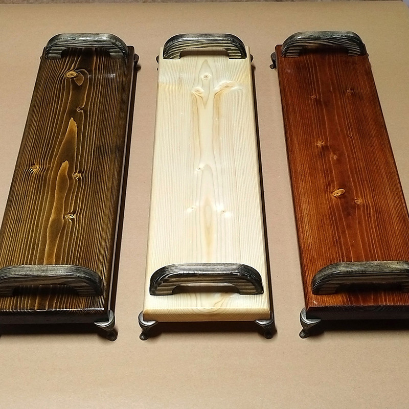 سینی سرو چوب روس طرح دسته‌دار با پایه فلزی کلاسیک و روکش دو دست جلا، مستطیلی 50×14×4 سانتی‌متر، وزن 600 گرم