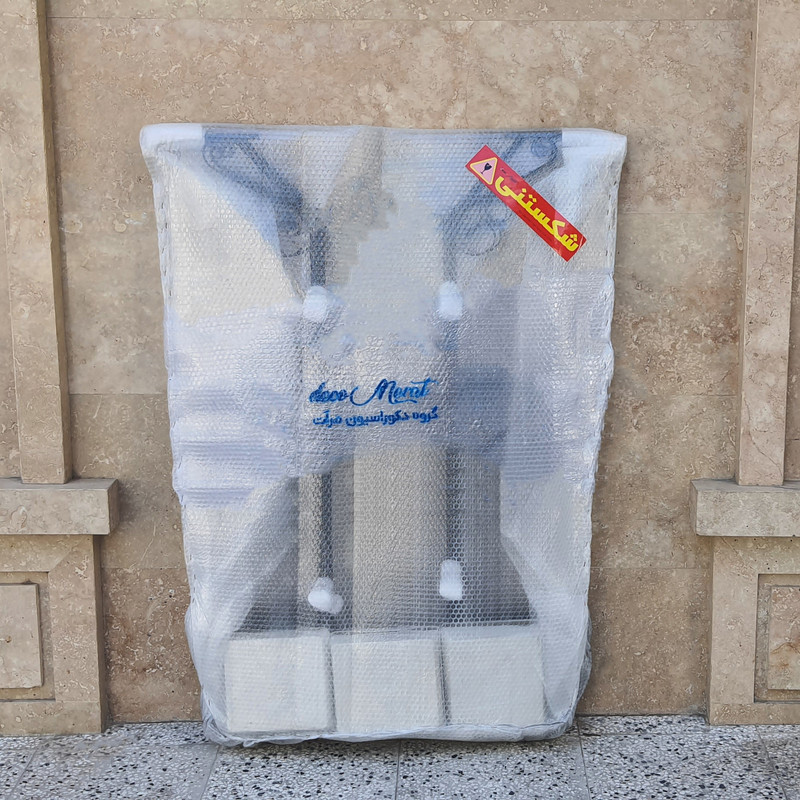 استند گلدان ایستاده دکومرآت مدل سرو ظرفیت 9 گلدان سایز متوسط، ساخته شده از آهن با جوش CO2، رنگ کوره‌ای الکترواستاتیک، مقاوم در برابر خش و رطوبت، مناسب گل‌های آپارتمانی و فضای باز، مونتاژ آسان بدون نیاز به ابزار