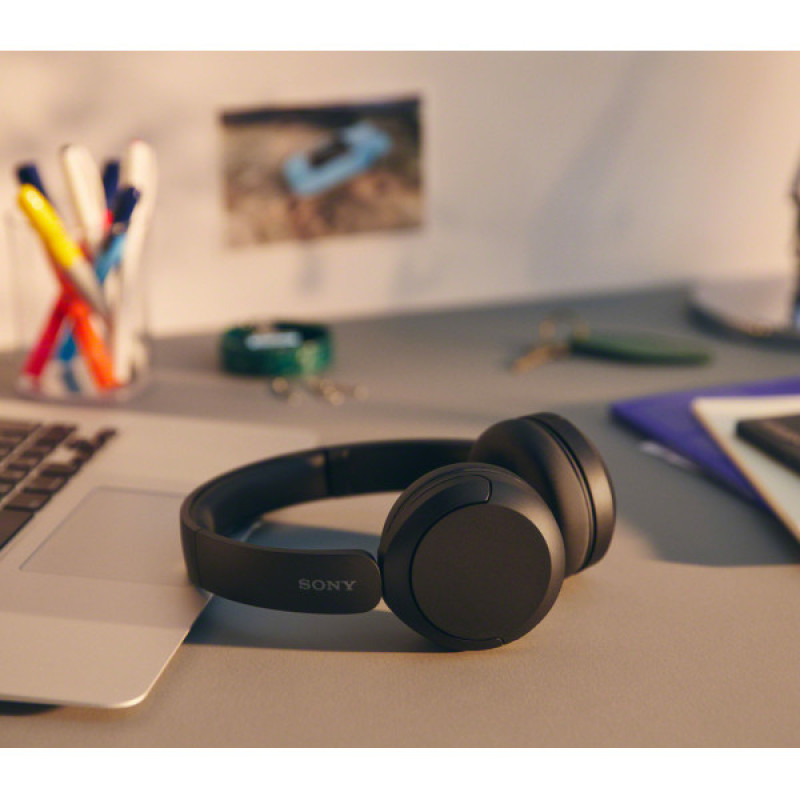 هدفون بلوتوثی سونی مدل WH-CH520 درگاه شارژ USB Type-C، دارای طراحی چرخشی برای حمل و نگهداری آسان
