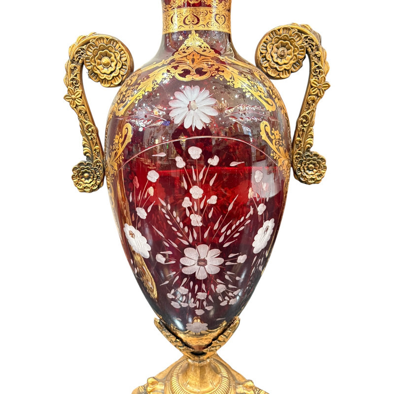 گلدان دکوری مدل کنارسالنی ترنج شیشه‌ای، ایستاده مناسب فضای باز، فرم بیضی با ابعاد 35x30x96 سانتی‌متر و وزن 4000 گرم