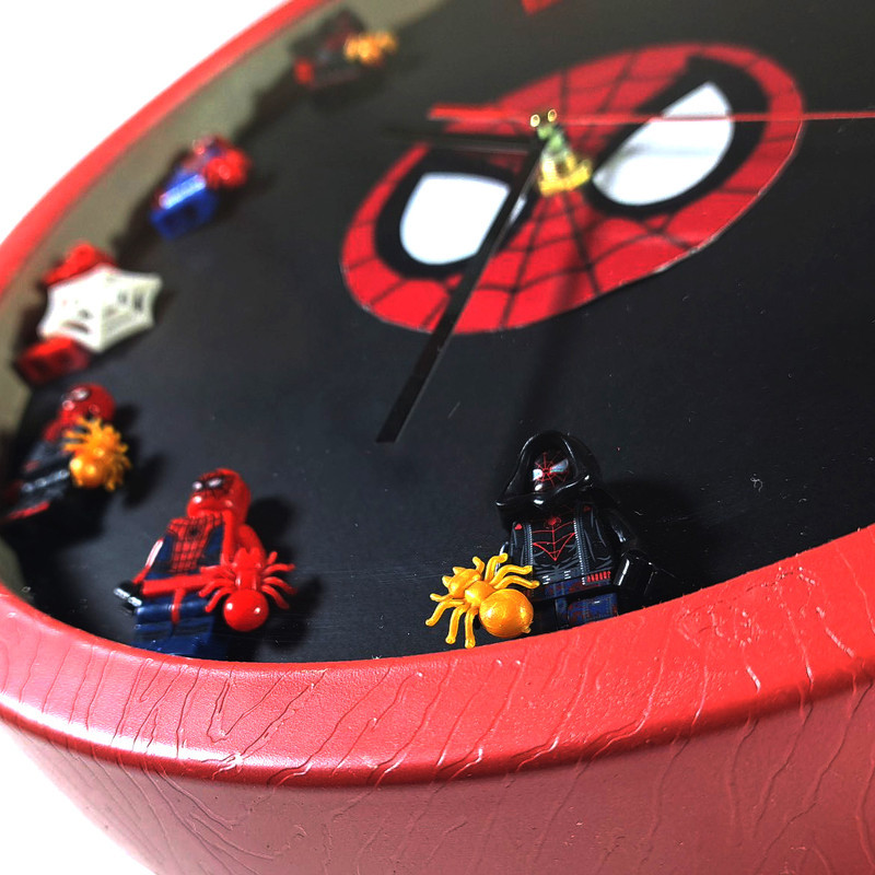 ساعت دیواری مکانیکی مدل spider طرح مرد عنکبوتی کد 03