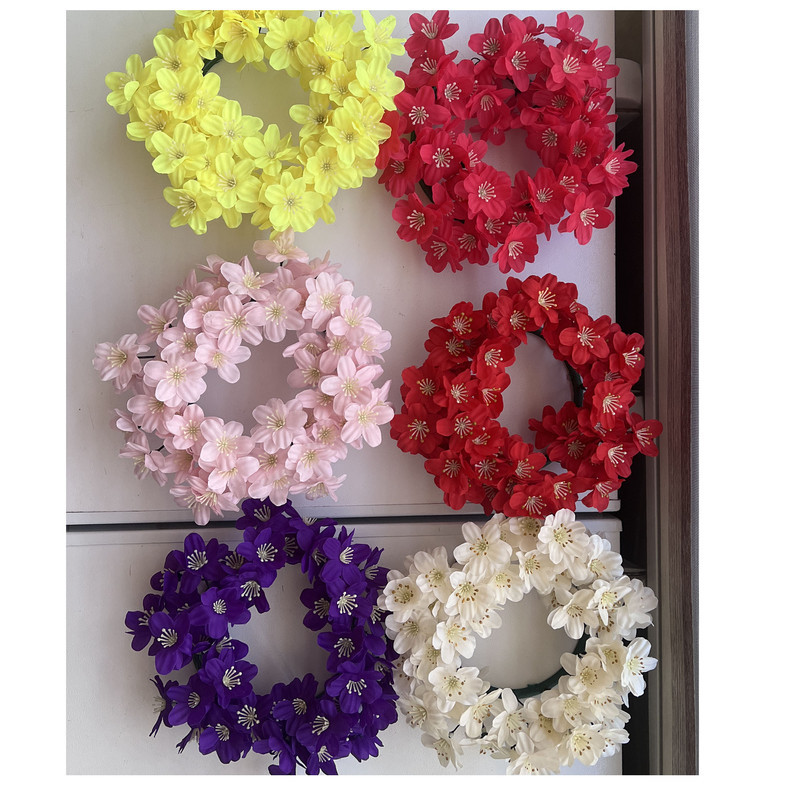 حلقه گل مصنوعی طرح شکوفه بهار، مناسب دکوراسیون دیواری و رومیزی با ابعاد 25×25×5 سانتی‌متر و وزن 1001 گرم