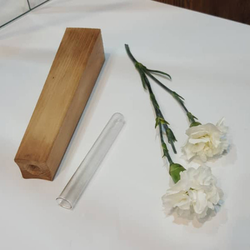 گلدان چوبی مدل Z301 هرمی با محفظه شیشه‌ای داخلی برای گل شاخه‌ای حداکثر 1 تا 2 شاخه، ابعاد 4×4×17 سانتی‌متر، وزن 60 گرم