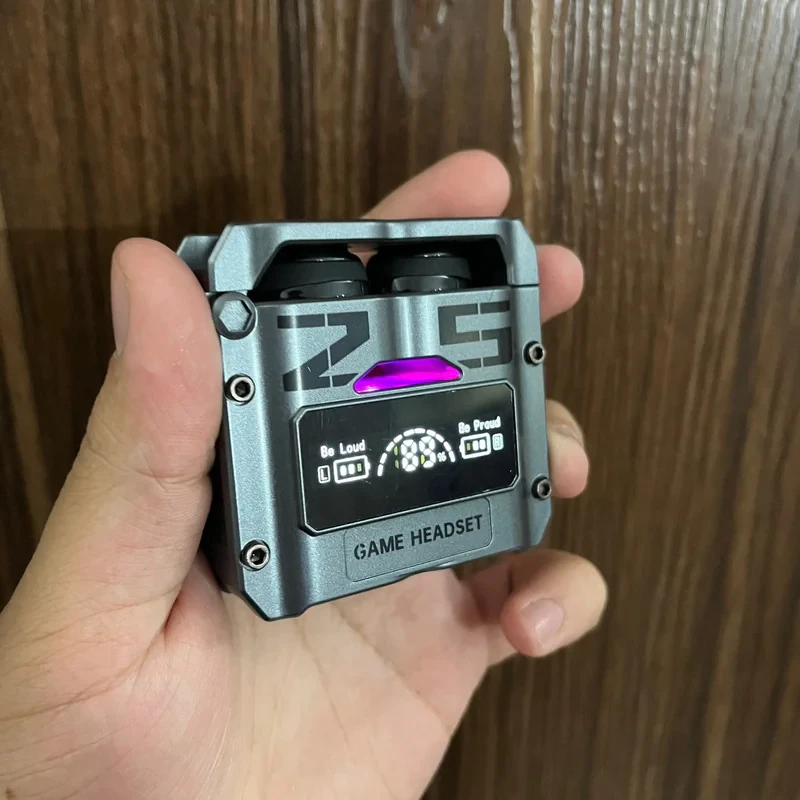 هدفون بلوتوثی دامیکس مدل M25 ENC بدون قابلیت نویز کنسلینگ، درگاه شارژ USB Type-C، دارای میکروفون داخلی، قابلیت استفاده به عنوان پاوربانک، دارای لامپ RGB، نمایشگر LED، دارای صفحه نمایش روی محفظه شارژ، مقاوم در برابر آب