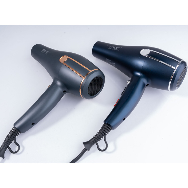 سشوار حرفه‌ای 2400 وات رومئو مدل RM-5050، موتور AC، وزن 450 گرم، المنت فلز، دارای سری متمرکز‌کننده باریک، متمرکز‌کننده پهن با ویژگی صاف‌کنندگی، حجم‌دهندگی، با قابلیت تنظیم دما، باد سرد