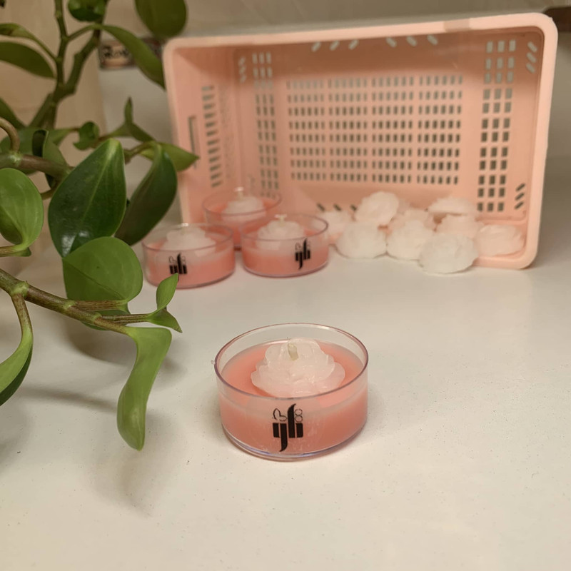شمع دست ساز تاو طرح شکوفه گل رز معطر مدل T1052
