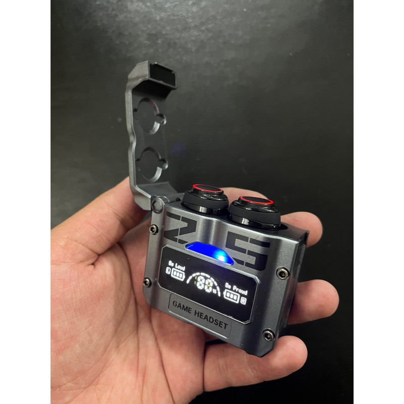 هدفون بلوتوثی دامیکس مدل M25 ENC بدون قابلیت نویز کنسلینگ، درگاه شارژ USB Type-C، دارای میکروفون داخلی، قابلیت استفاده به عنوان پاوربانک، دارای لامپ RGB، نمایشگر LED، دارای صفحه نمایش روی محفظه شارژ، مقاوم در برابر آب