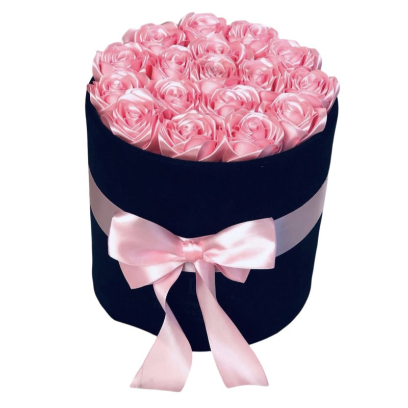 باکس گل مصنوعی رز روبانی با 16 گل، ابعاد 23×45×22 سانتی‌متر، وزن 2500 گرم