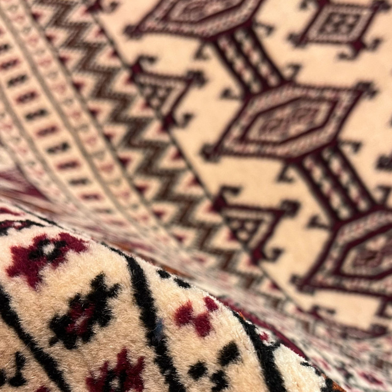 فرش دستبافت دو و نیم متری طرح ترکمن زمینه قرمز کد NKP.RJ26