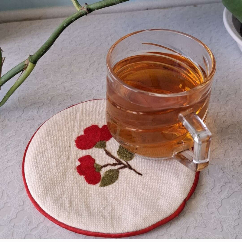 زیر لیوانی گلدوزی طرح گل سه پر