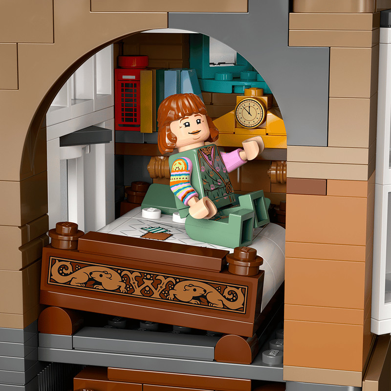 لگو 2405 تکه سری Harry Potter مدل The Burrow Collectors Edition کد 76437