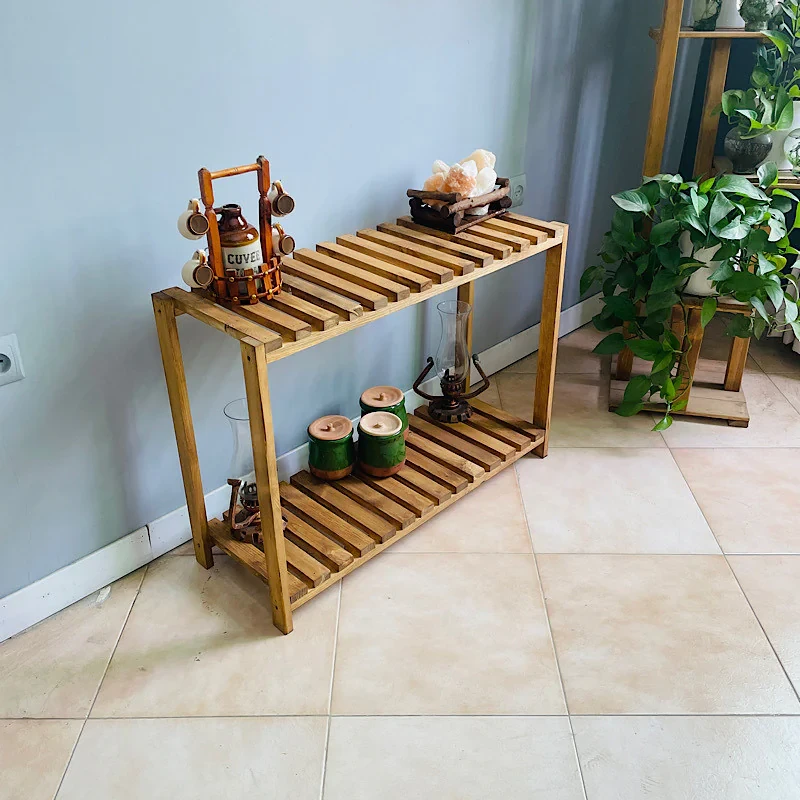 استند گلدان چوبی مدل sl900 از جنس چوب روسی با ابعاد 80x30x70 سانتی‌متر، دارای سنباده‌کاری و لایه جلا، مناسب برای دکوراسیون روستیک و امکان استفاده بدون رنگ برای اجرای رنگ دلخواه