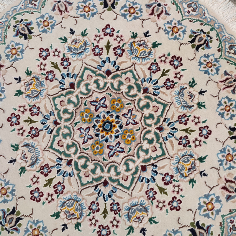 فرش دستباف یک متری طرح گرد مدل نایین D