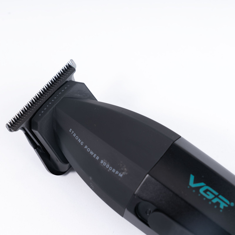 ماشین اصلاح موی سر و صورت وی جی آر مدل V-906 با تیغه سرامیکی پوشش DLC، موتور 9000 دور در دقیقه، باتری 2000 میلی‌آمپر ساعت با 240 دقیقه عمر شارژ، صفحه نمایش LED، طراحی ارگونومیک و مقاوم، قابلیت صفرزن، خط زن و حجم زن