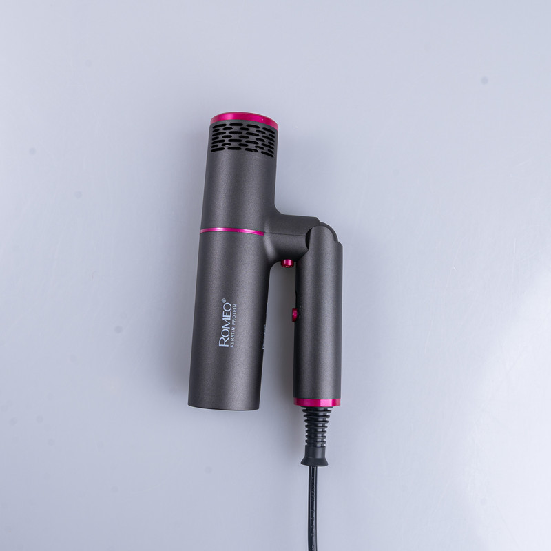 سشوار حرفه‌ای 2000 وات رومئو مدل RM-5656، موتور AC، وزن 600 گرم، المنت سرامیک تورمالین، دارای سری متمرکز‌کننده باریک با ویژگی صاف‌کنندگی، با قابلیت باد سرد