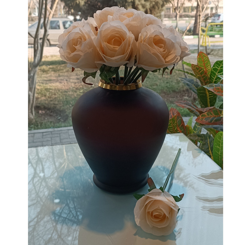 دسته گل مصنوعی رز هلندی 12 عددی با گل‌های پارچه‌ای قطر 7 سانتی‌متر، ساقه سیمی قابل انعطاف، مناسب گلدان رومیزی و دسته گل عروس