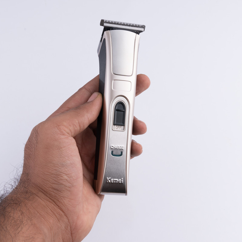 ماشین اصلاح سر و صورت کیمی مدل KM-5017 با تیغه استیل ضد زنگ، 4 شانه قابل تنظیم، طراحی ارگونومیک، باتری 600 میلی‌آمپر ساعت با شارژ USB و قابلیت شست‌وشو