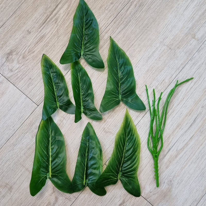 گل مصنوعی بوته برگ کالادیوم مینی با 7 برگ پلاستیکی، ابعاد 15x15x25 سانتی‌متر و وزن 20 گرم، اندازه هر برگ 10 سانتی‌متر