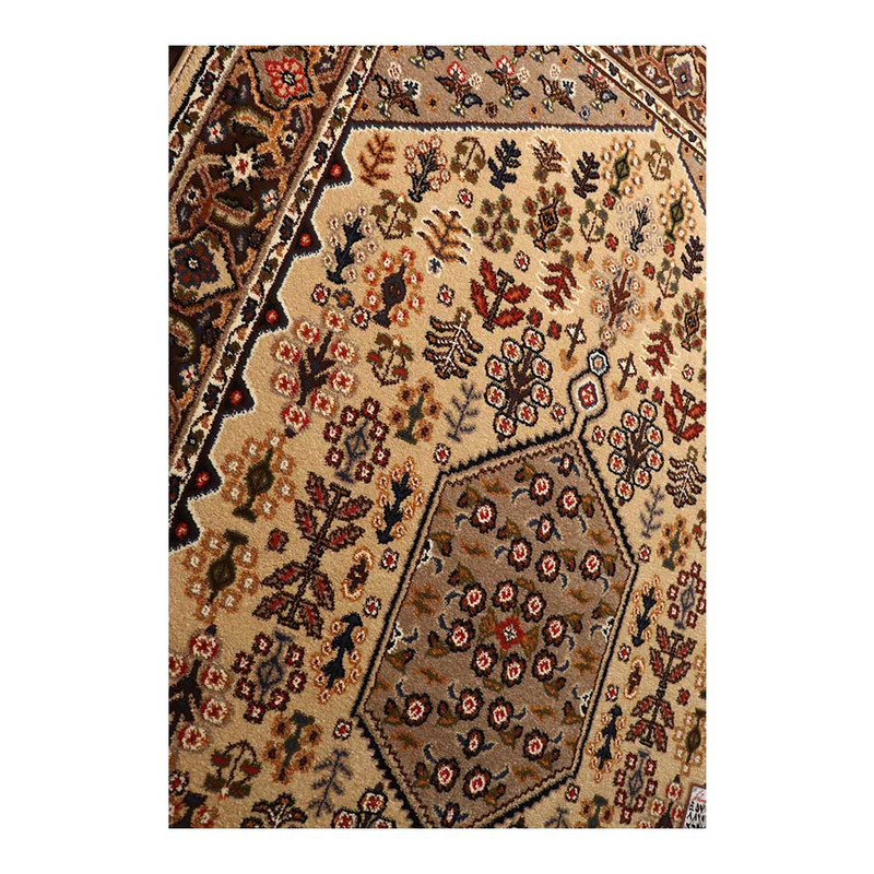 فرش ماشینی 320 شانه زمینه کرم حاشیه قهوه ای مدل ستاره کویر یزد کلکسیون شاهسون کد SH-B057-8818