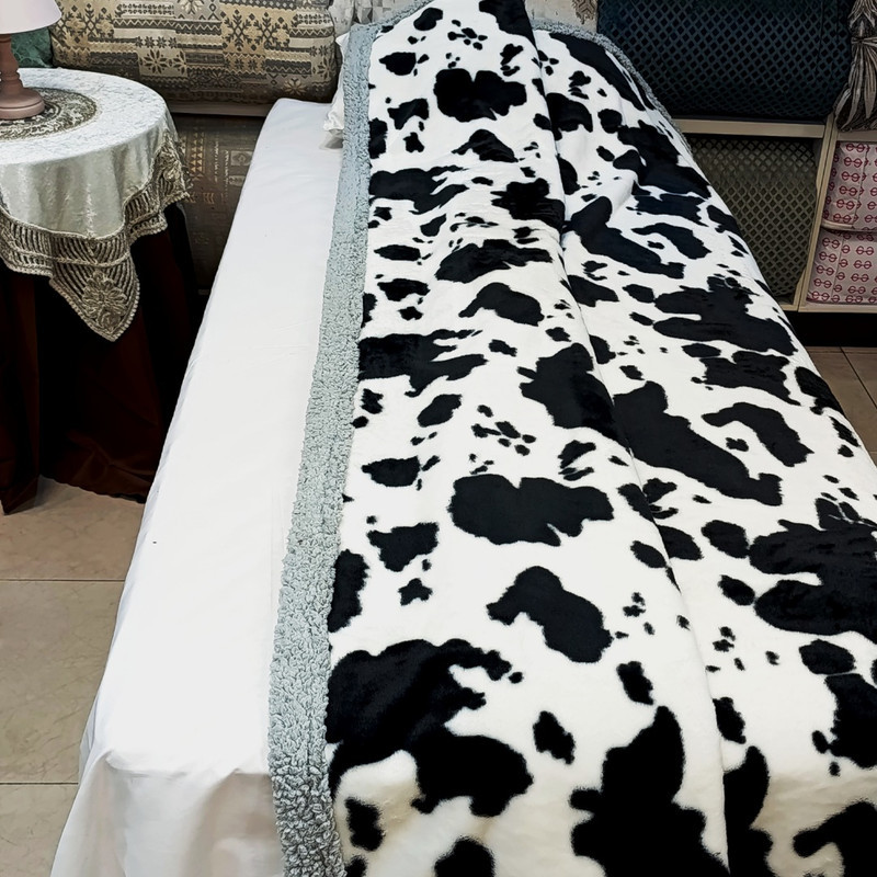 پتو دو لایه 1 نفره اسپریت مدل ربیت خزدار طرح گاوی سایز 220x160 سانتی‌متر