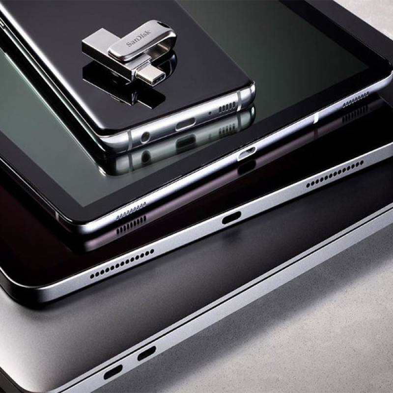 فلش مموری سن دیسک مدل Ultra Dual Drive Luxe ظرفیت 64 گیگابایت با دو رابط USB تایپ سی و USB 3.2 Gen1، بدنه فلزی چرخشی، سرعت انتقال 150 مگابایت بر ثانیه و سازگار با گوشی، تبلت، کامپیوتر و تلویزیون
