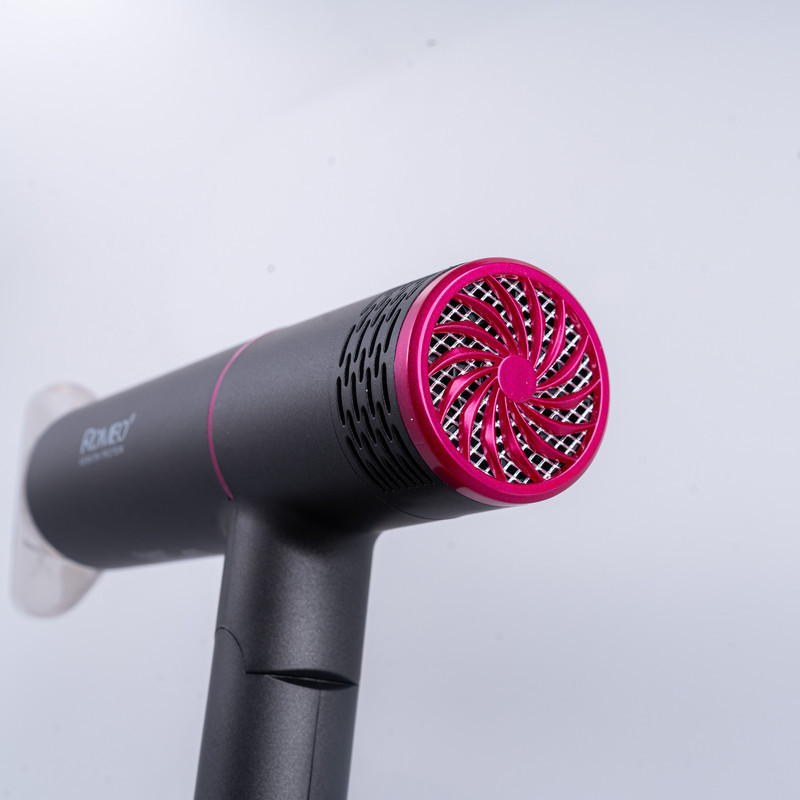 سشوار حرفه‌ای 2000 وات رومئو مدل RM-5656، موتور AC، وزن 600 گرم، المنت سرامیک تورمالین، دارای سری متمرکز‌کننده باریک با ویژگی صاف‌کنندگی، با قابلیت باد سرد