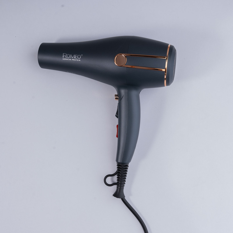 سشوار حرفه‌ای 2400 وات رومئو مدل RM-5050، موتور AC، وزن 450 گرم، المنت فلز، دارای سری متمرکز‌کننده باریک، متمرکز‌کننده پهن با ویژگی صاف‌کنندگی، حجم‌دهندگی، با قابلیت تنظیم دما، باد سرد