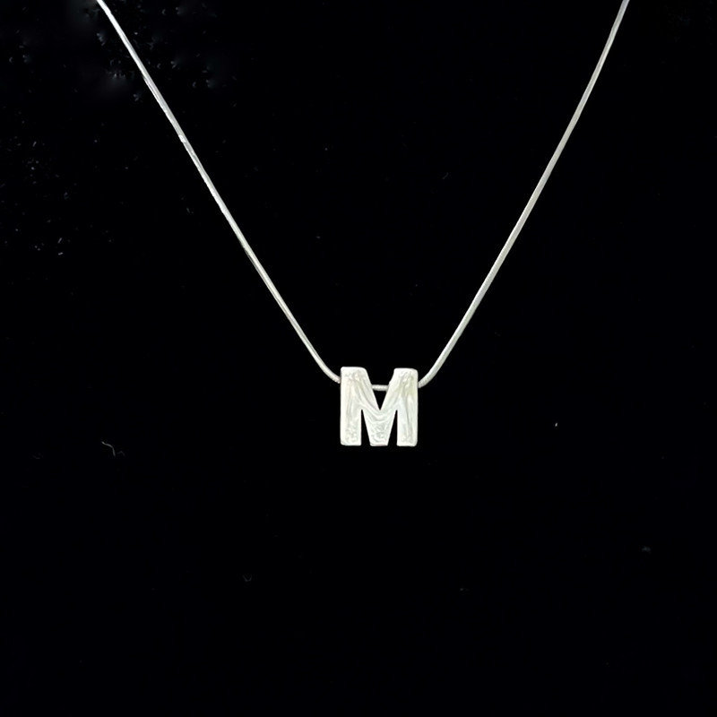 گردنبند مدل حرف M پفکی