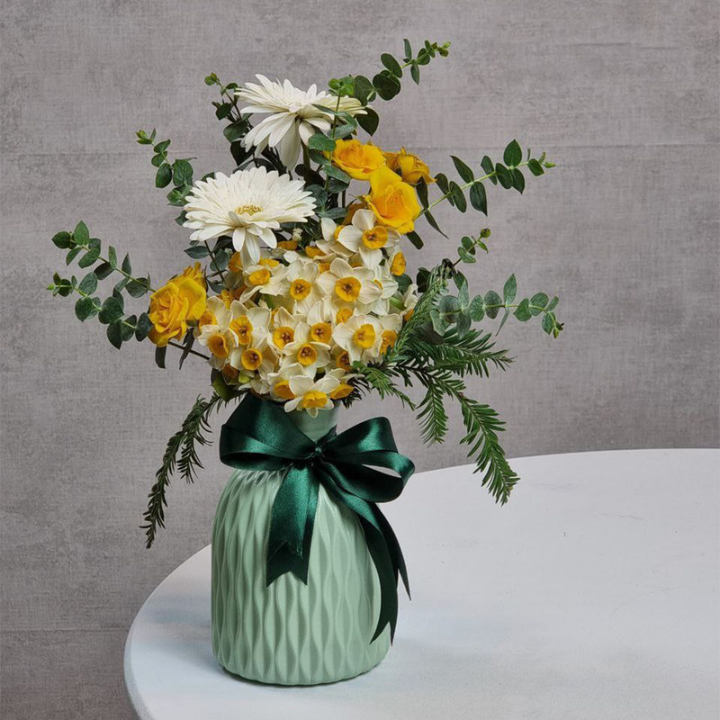 گلدان دکوری سرامیکی مدل مدرن ابعاد 12x12x18 سانتی‌متر مناسب دکوراسیون داخلی و تزئینی
