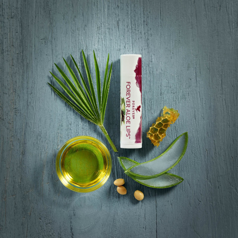 بالم لب فوراور مدل Aloe Lips مرطوب‌کننده و نرم‌کننده قوی با عصاره آلوئه‌ورا و روغن جوجوبا، مناسب پوست لب‌های خشک و ترک‌خورده، فاقد چسبندگی و سازگار با پوست، طراحی ماتیکی وگان از آمریکا