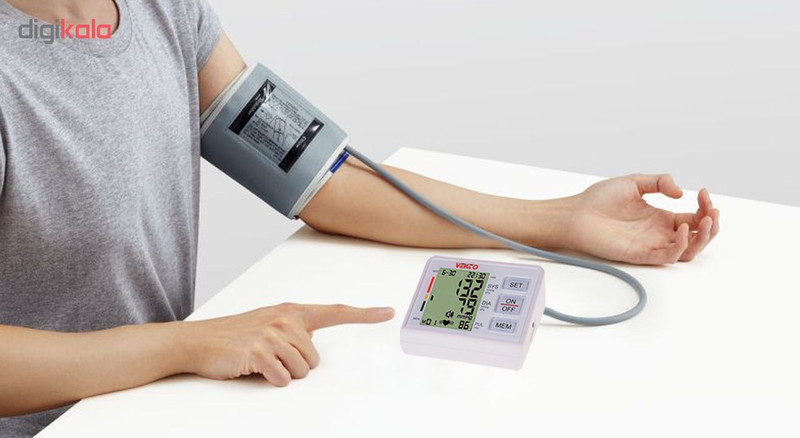 فشارسنج دیجیتال بازویی وکتو مدل PG-800B15S با نمایش میانگین نتایج، منبع تغذیه برق و باتری، سایز بازو 22 تا 32 سانتی‌متر و اقلام همراه آداپتور و کیف نگهدارنده