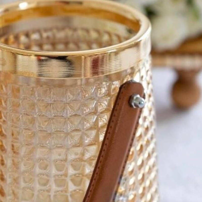 گلدان دکوری شیشه‌ای مدل هیرا با طرح دسته چرمی و ابعاد 16×16×16 سانتی‌متر، وزن 550 گرم