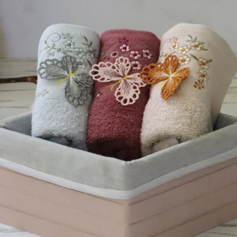 حوله دستی بهبافت آذر مدل گلدوزی شده پروانه  کد 01 سایز 30x50 سانتی متر
