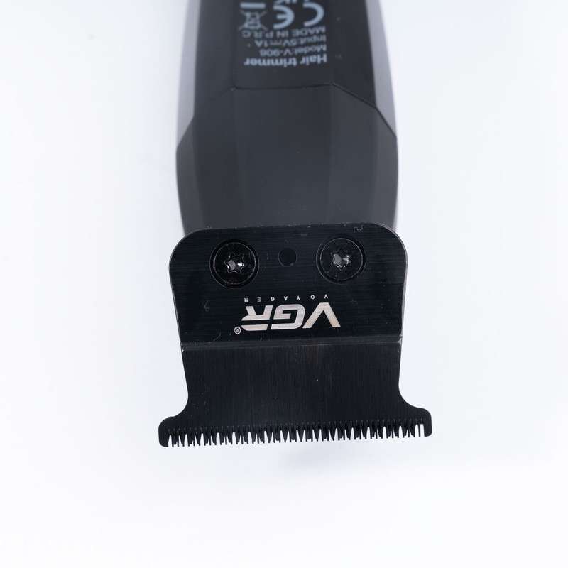 ماشین اصلاح موی سر و صورت وی جی آر مدل V-906 با تیغه سرامیکی پوشش DLC، موتور 9000 دور در دقیقه، باتری 2000 میلی‌آمپر ساعت با 240 دقیقه عمر شارژ، صفحه نمایش LED، طراحی ارگونومیک و مقاوم، قابلیت صفرزن، خط زن و حجم زن