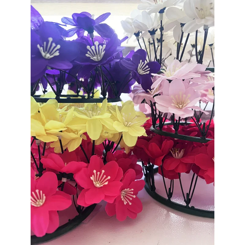 حلقه گل مصنوعی طرح شکوفه بهار، مناسب دکوراسیون دیواری و رومیزی با ابعاد 25×25×5 سانتی‌متر و وزن 1001 گرم
