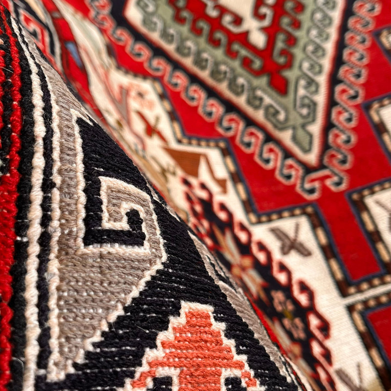گلیم دستبافت کناره سه متری مدل فارس کد NKP.RJ88 زمینه قرمز