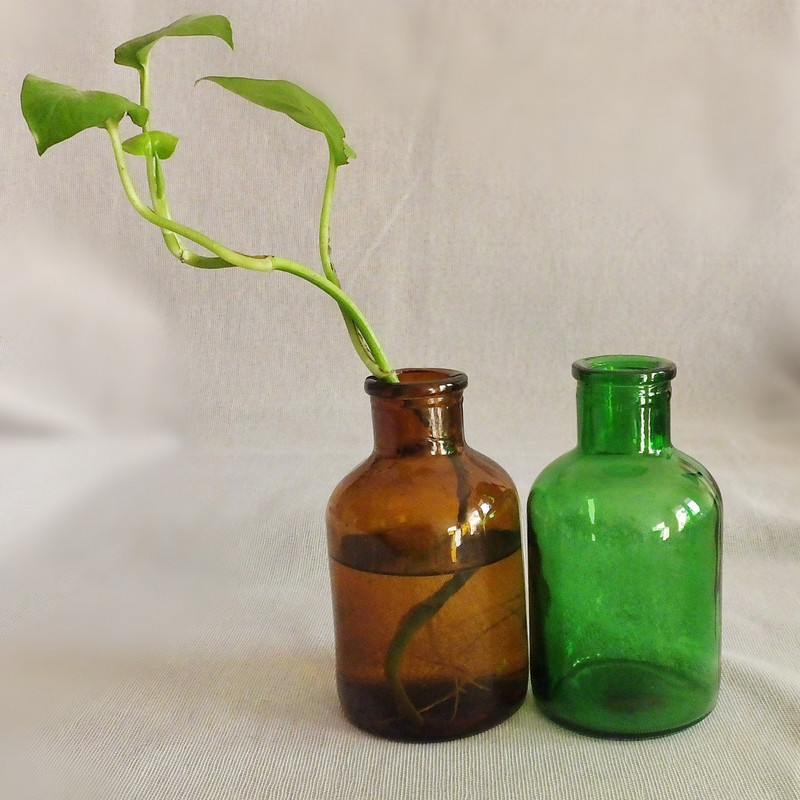 گلدان دکوری شیشه‌ای مدل خمره‌ای با ابعاد 16×8×8 سانتی‌متر و وزن 300 گرم
