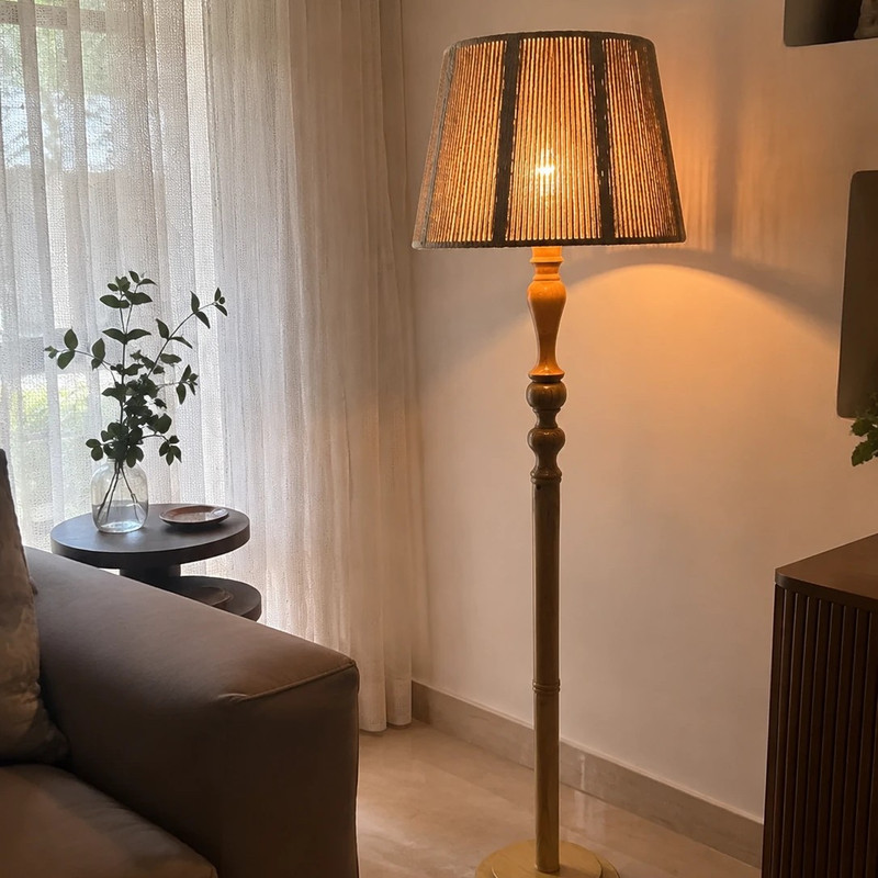 آباژور ایستاده چوبی خراطی مدل مخروطی مکرومه