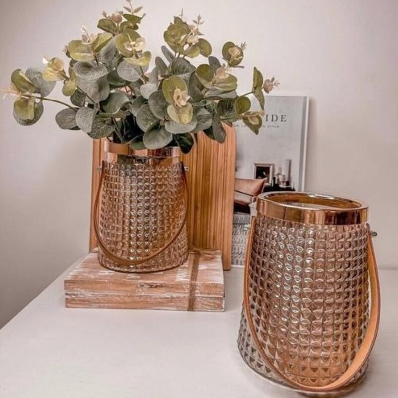 گلدان دکوری شیشه‌ای مدل هیرا با طرح دسته چرمی و ابعاد 16×16×16 سانتی‌متر، وزن 550 گرم
