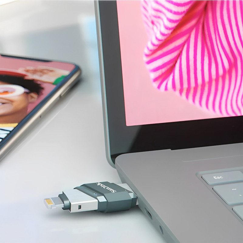 فلش مموری سن دیسک iXPAND FLIP ظرفیت 256 گیگابایت با دو رابط Lightning و USB 3.1، بدنه فلزی، سازگار با iPhone، iPad، ویندوز و مک، انتقال خودکار عکس و ویدیو، طراحی درپوش‌دار و سبک