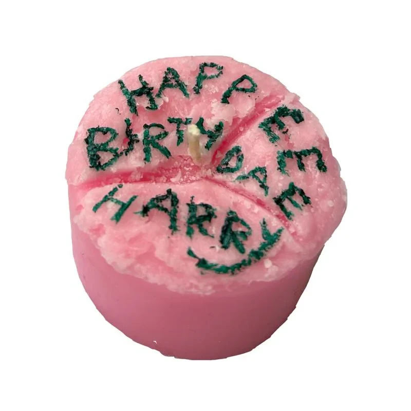 شمع دست ساز معطر مدل کیک تولد هری پاتر با رایحه توت فرنگی و آدامس بادکنکی زمان اتمام 2 ساعت