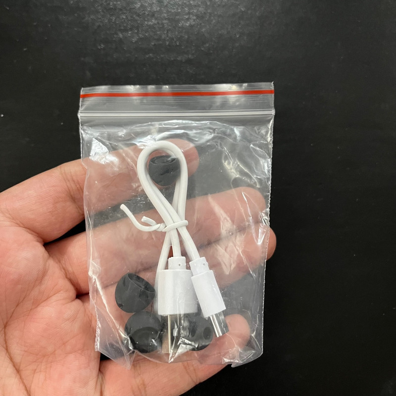 هدفون بلوتوثی دامیکس مدل M25 ENC بدون قابلیت نویز کنسلینگ، درگاه شارژ USB Type-C، دارای میکروفون داخلی، قابلیت استفاده به عنوان پاوربانک، دارای لامپ RGB، نمایشگر LED، دارای صفحه نمایش روی محفظه شارژ، مقاوم در برابر آب
