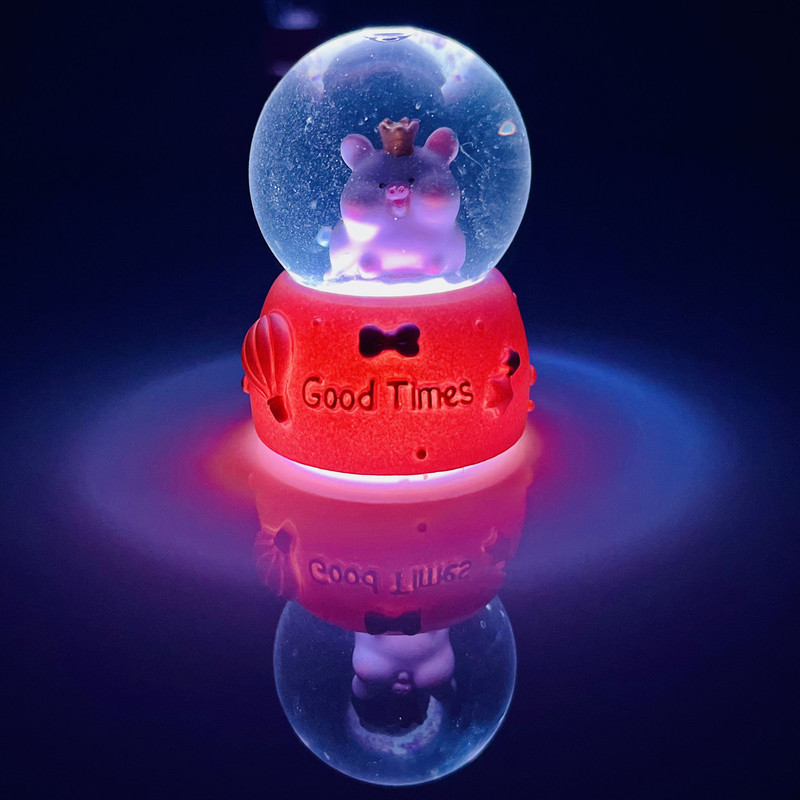گوی چراغ‌دار مدل  Good Times طرح بچه خوک تاج به سر کد A1623.15