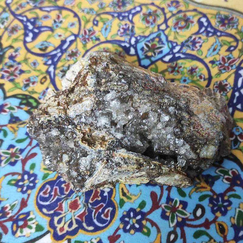 سنگ راف کوارتز مدل دوی رو بستر عقیق شجر کد A894306