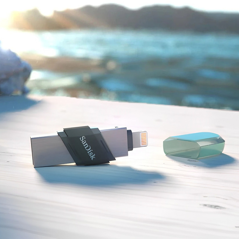 فلش مموری سن دیسک iXPAND FLIP ظرفیت 256 گیگابایت با دو رابط Lightning و USB 3.1، بدنه فلزی، سازگار با iPhone، iPad، ویندوز و مک، انتقال خودکار عکس و ویدیو، طراحی درپوش‌دار و سبک